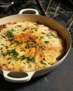 Жюльен с курицей и грибами на сковороде